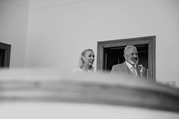 Brautpaar beim Verlassen des Trauzimmers im Kieler Standesamt.