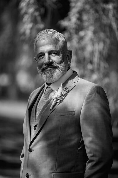 Einzelaufnahme des Bräutigams in Schwarz-Weiß im Hiroshimapark in Kiel.