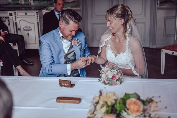 Brautpaar während des Ringwechsels im Trauzimmer auf Gut Borghorst.