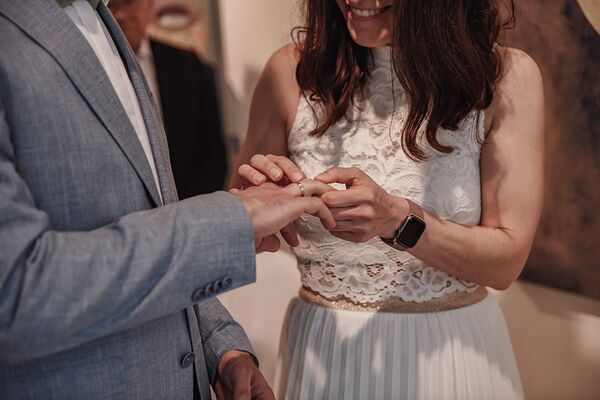 Brautpaar beim Ringwechsel. Nahaufnahme von ihren Händen.