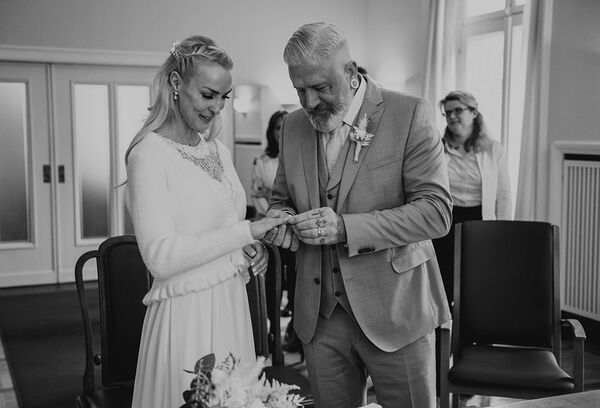 Hochzeitsfoto im Kieler Standesamt beim Ringwechsel.