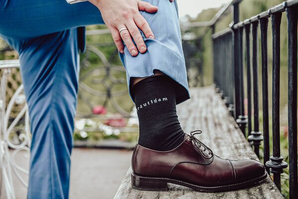 Nahaufnahme vom Strumpf des Bräutigams auf dem der Schriftzug Bräutigam steht.